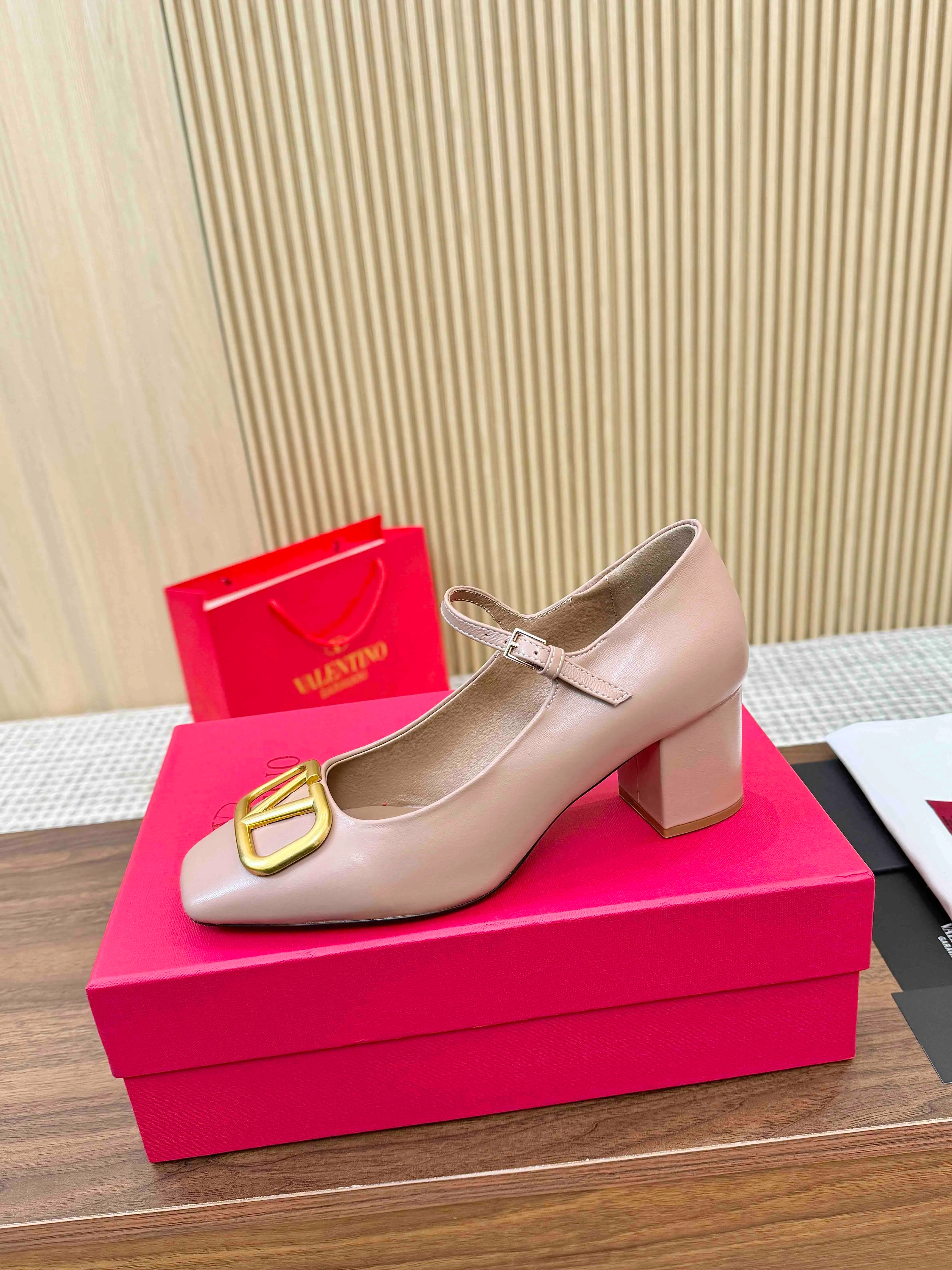 👟👟Ex-factory price 460👟👟 Genuine leather sole + 40 Valentino. Large v-buckle sandals ㊙️Latest series of counters Authentic grade version with perfect details. Authentic products are made one to one. All details are consistent with genuine ones. The upper foot is very pedicure type. The key point is that it is very good and easy to control. It does not grind the feet and does not tire the feet. Walking artifact, exclusive mold opening. The highest version on the market. Fabric: imported mixed sheepskin, lining and foot pads are all sheepskin. Code number (34 to 42) Customized sizes 34 and 42 are non-returnable and non-exchangeable. Heel height: 7.5CM. Rubber sole, leather sole +40